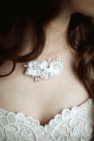 Комплект бижутерии для невесты с кристаллами Сваровски "Белые цветы" - фото 5050