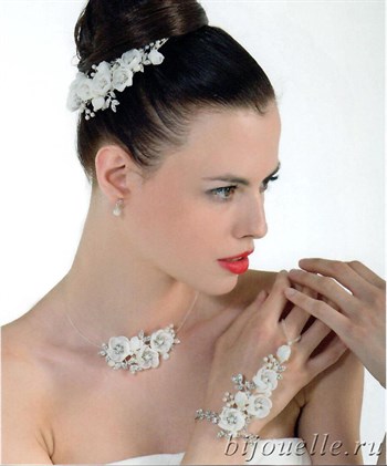 Комплект бижутерии для невесты с кристаллами Сваровски "Белые цветы" - фото 5068